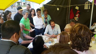 Ricardo Becerra (centro, sentado y de barba) durante la reunión con vecinos del edificio de Zapata 252
