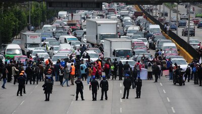 El bloqueo ha causado molestia entre los usuarios, no obstante, las familias permanecerán hasta ser atendidas