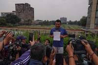 Protestan aspirantes en Rectoría de la UNAM; rechazan hacer “examen de control” presencial