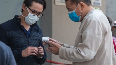 Algunos expertos cree que ómicron puede convertir el COVID en endémico