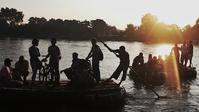 Migrantes cruzan de forma ilegal hacia Tapachula, Chiapas