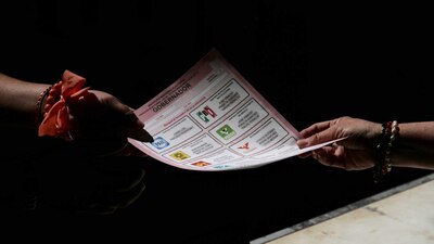 En México es recurrente la práctica de obtener un voto a cambio de dinero o un beneficio material