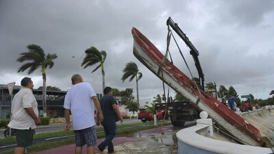 Para los mexicanos que radican en Estados Unidos, se pusieron a disposición telefónicos y datos de refugios