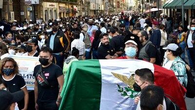 Ciudadanos asisten al Zócalo para ver a AMLO.