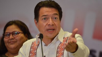 El líder morenista dijo que no coinciden los ingresos de 'Alito' con la riqueza que tiene