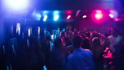 En Alabama, un grupo de estudiantes organizas fiestas para contagiarse de COVID-19