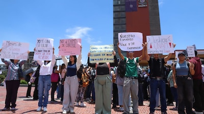 CIUDAD DE MÉXICO, 03AGOSTO2026.- Aspirantes seleccionados que realizaron el Examen de Admisión de la UNAM exigieron que su lugar sea respetado tras haber sido admitidos en la Máxima Casa de Estudios, luego de que el rector Leonardo Lomelí Vanegas, informó que se realizaría un examen de control luego de las anomalías encontradas en los resultados de dicho examen. La protesta se realizó frente a Rectoría de Ciudad Universitaria.