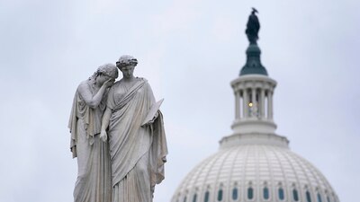 El Monumento a la Paz está enmarcado por la cúpula del Capitolio
