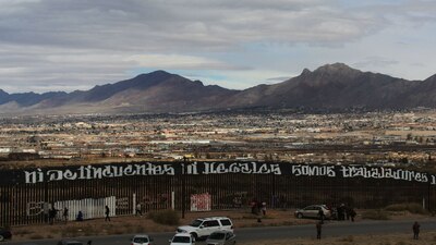 Una pinta en la edificación que separa a Ciudad Juárez, Chihuahua de El Paso, Texas