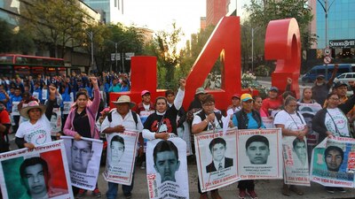 Padres de los normalistas de Ayotzinapa desaparecidos exigen justicia desde hace 5 años