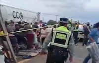 VIDEO: Pobladores se arremolinan para saquear la mercancía de un tráiler volcado en Edomex