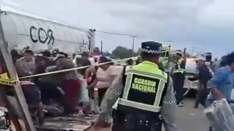 VIDEO: Pobladores se arremolinan para saquear la mercancía de un tráiler volcado en Edomex