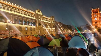 Los maestros del CNTE dijeron que no se moverán del Zócalo hasta ser atendidos por el Presidente.