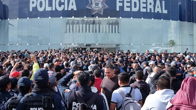 Elemtos de la Policía Federal protestan para no ser integrados a la Guardia Nacional
