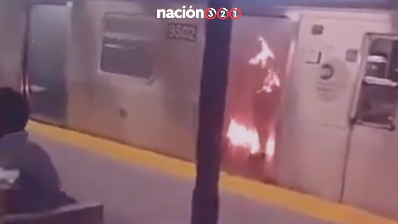 Hombre incendia a una mujer en el Metro de New York