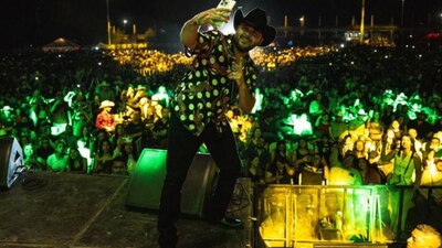 La música siguió sonando luego de que cuatro personas caían lesionadas por impacto de bala