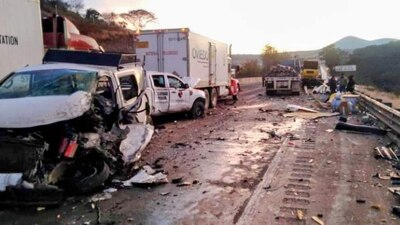 Usuarios han difundido imágenes de la carambola y de la larga fila de vehículos