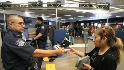 Un agente fronterizo en un puesto de revisión del cruce de Tijuana a San Diego