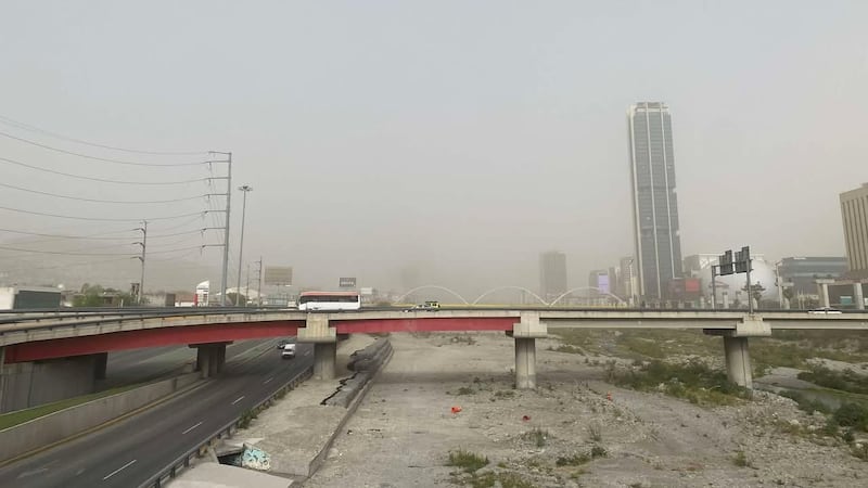Tormenta de arena de Houston ya afecta a Nuevo León, activan Contingencia Ambiental