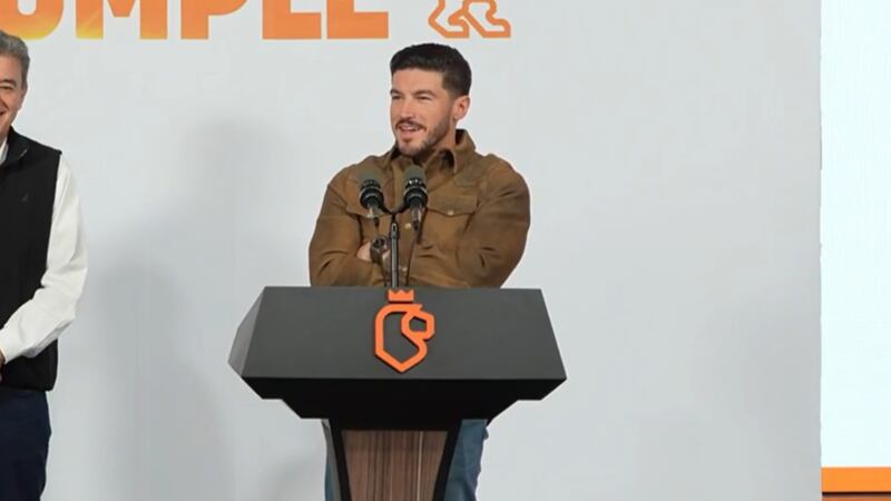 Samuel García presume sus “cuadritos” y compara a perfiles de MC con los Backstreet Boys rumbo a 2027