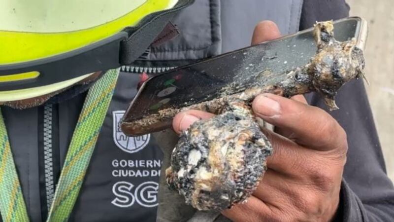 Celular quemado permitió contactar a familia de joven, tras explosión en Puente de la Concordia