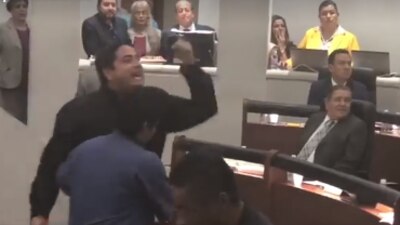 El diputado José Luis Romero perdió el control y gritó a un grupo de manifestantes