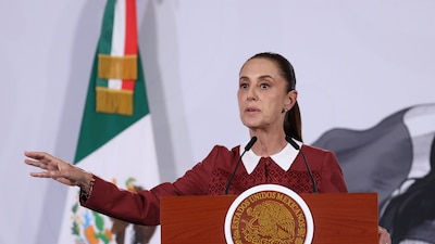 CIUDAD DE MÉXICO, 02JUNIO2026.- Claudia Sheinbaum Pardo, presidenta de México, encabezó la conferencia Mañanera del Pueblo, desde Palacio Nacional, en la que se brindó el informe de Salud. Entre los temas destacaron: el combate al Dengue, así como equipamientos en el IMSS, ISSSTE e IMSS-Bienestar para la atención oportuna de cáncer de mama.
FOTO: GALO CAÑAS/CUARTOSCURO.COM