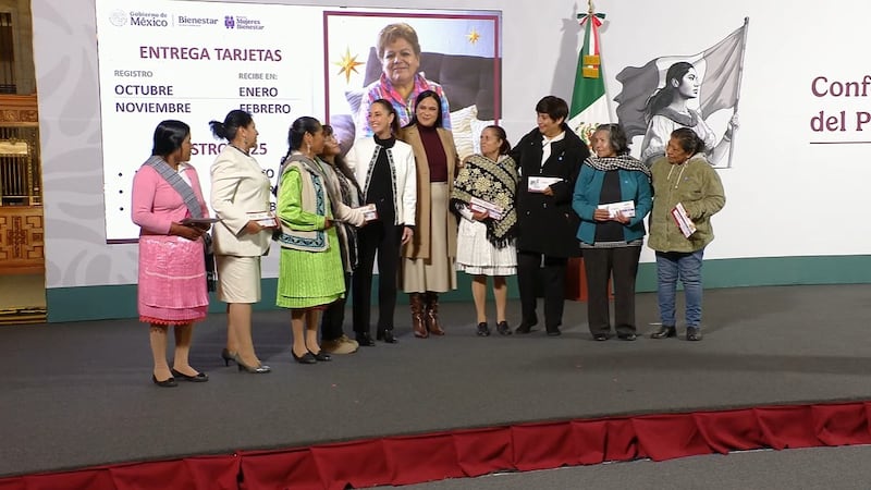 Mexicanas reciben primeras nuevas tarjetas de Pensión Mujeres Bienestar