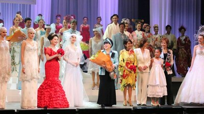 Ganó un Guinness en 2012 por confeccionar el vestido de boda con un mayor número de perlas