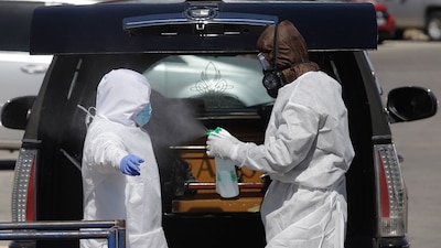 Personal de Funeraria trasladan cuerpo de fallecido por COVID-19 desde el Hospital General de Cholul