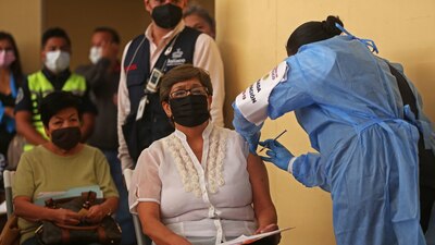 Adultos mayores reciben dosis de vacuna en la CDMX