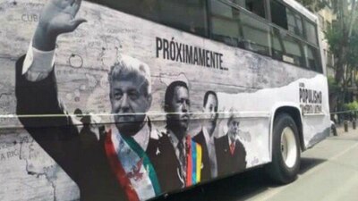 Un camión que circula por calles de la CDMX luce en su carrocería propaganda del documental 'Populismo en América Latina'