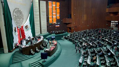 Desde el 2000, año en que llegó la alternancia en el poder en México, ha tenido como resultado gobiernos sin mayoría
