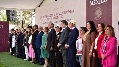 Los políticos acompañaron al presidente en el festejo de 5 de Mayo