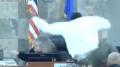 La jueza Holthus sufrió algunas heridas y su estado era monitoreado