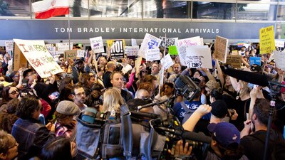 Estadounidenses protestan a la entrada del Aeropuerto Internacional de Tom Bradley, en Los Angeles
