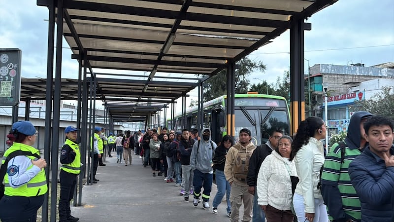 Línea 9 del Metro mantiene servicio provisional de Tacubaya a Chabacano tras incendio