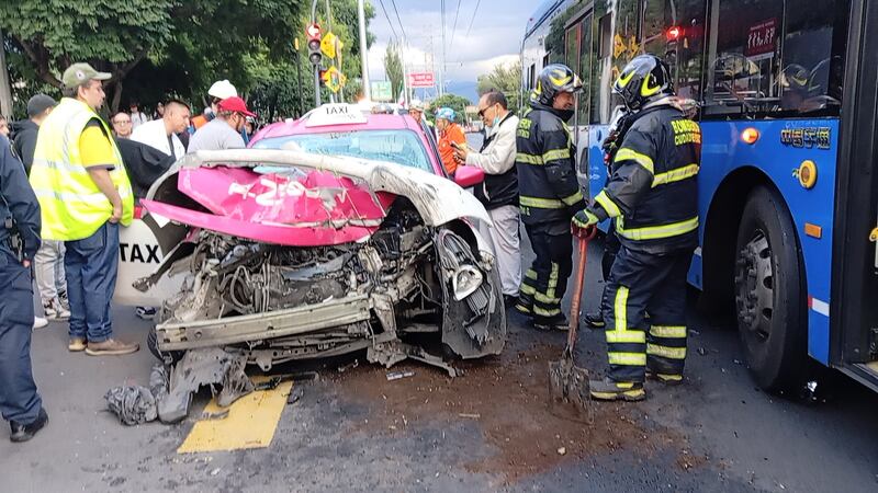 Reportan fuerte choque entre el Trolebús y un taxi en Coyoacán; hay 2 heridos