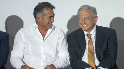 Los dos políticos compartieron un abrazo y hasta bromas