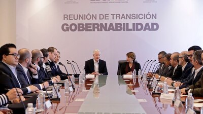 Ambos equipos de transición se reunieron en el Palacio de Gobierno