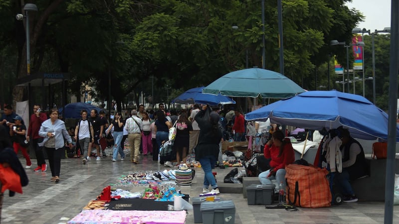 Gobierno de Clara Brugada realiza operativo para reducir ambulantaje en la Alameda Central