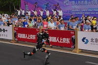 Robot humanoide supera el récord mundial humano en medio maratón