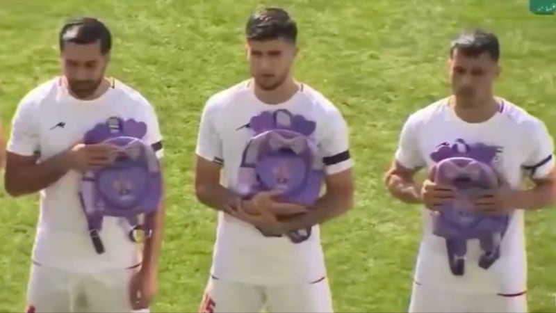 VIDEO: Selección iraní entona himno en honor a las víctimas del bombardeo a escuela primaria