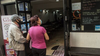 Con un Código QR, la capital busca alertar a ciudadanos en caso de que hayan estado en contacto con casos positivos