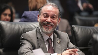 El nuevo titular de la PGR pidió licencia a su cargo anterior como senador