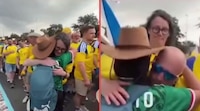 VIDEO: Con abrazos, afición sueca muestra empatía hacia las madres buscadoras en Monterrey