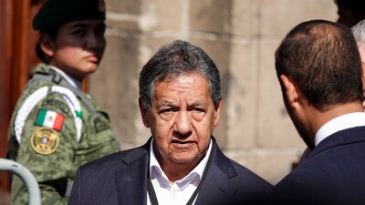 Los legisladores aprobaron su salida por lo que su suplente, Ricardo Moreno Bastida, fue llamado para asumir su escaño