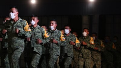 Algunos integrantes de las fuerzas armadas realizaban labores en hospitales
