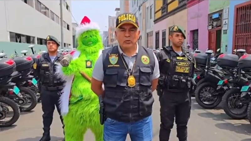 VIDEO: Policía se disfraza de ‘El Grinch’ para dar golpe al crimen organizado