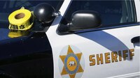 Tiroteo en condado de Los Ángeles deja un policía y un civil muertos